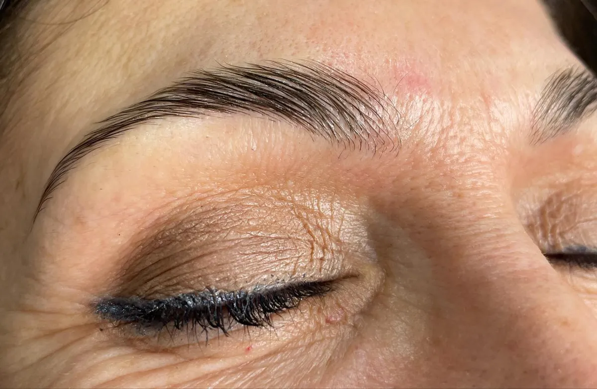 Resultado de depilación de cejas con hilo – Gema Rebolo Badajoz
