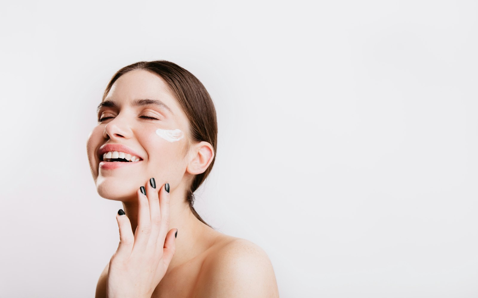 Mujer aplicándose crema facial