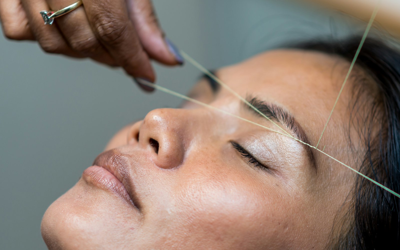 Depilación de cejas con hilo