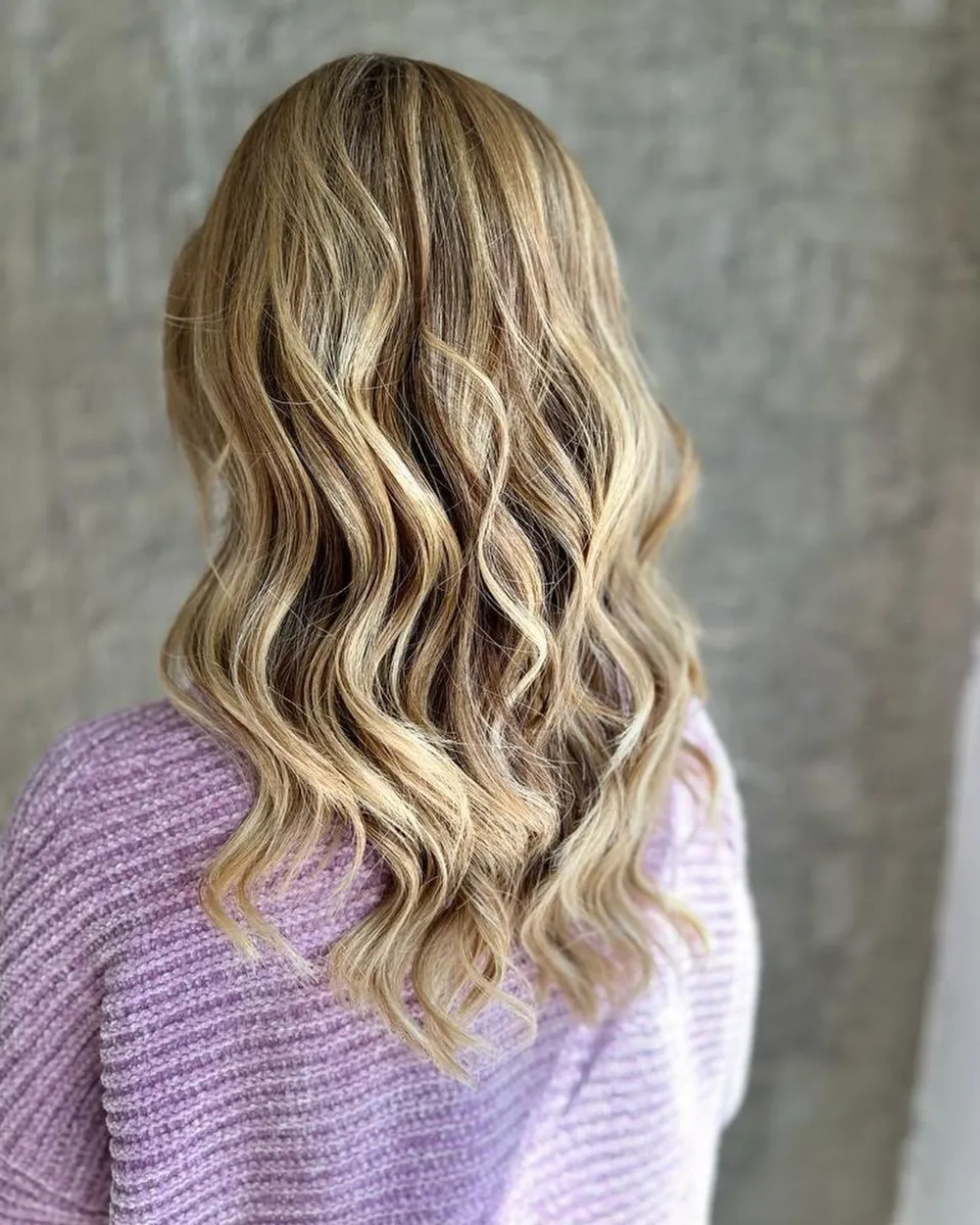 Melena rubia con ondas y color natural – Gema Rebolo Badajoz